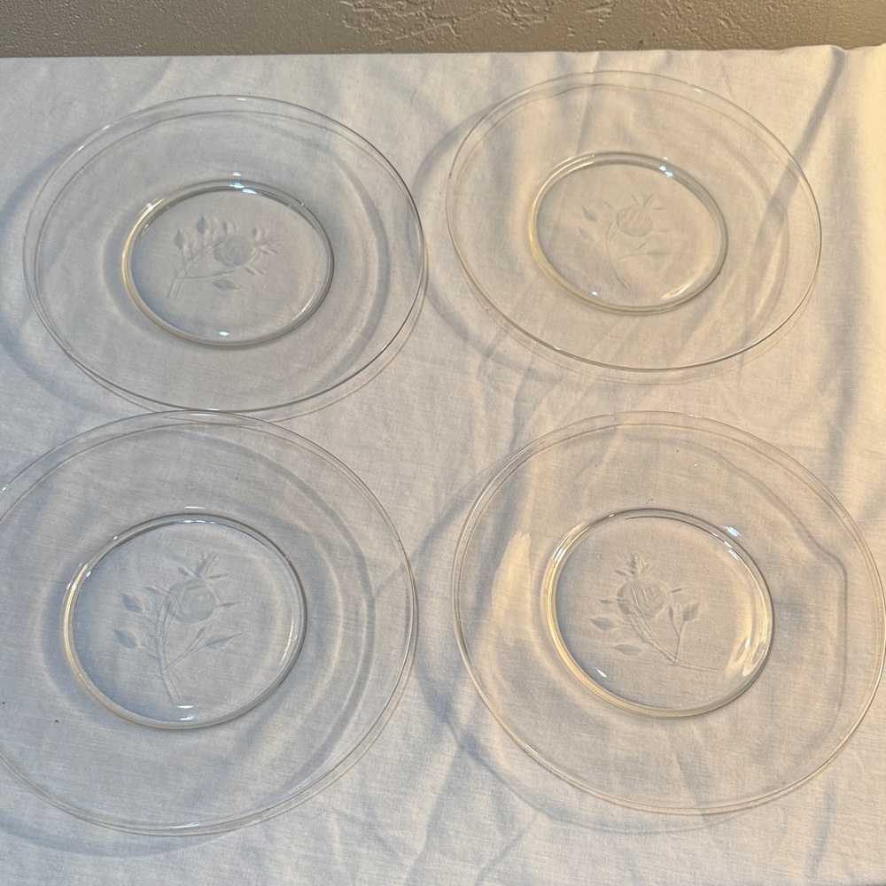 Elegant Clear Crystal Dessert/salad Plates Set of 4.  (One with small chip)